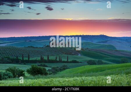 Toskana Landschaft bei Sonnenaufgang in Italien Stockfoto