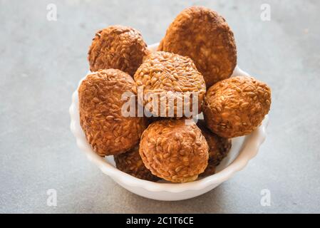 Til ke laddu ist ein Grundnahrungsmittel süß in vielen indischen Haushalten im Winter Stockfoto