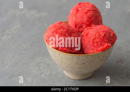 DAS BESTE ERDBEER-EIS REZEPT Stockfoto