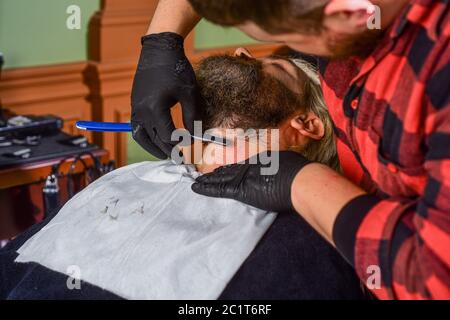 Mann im Friseursalon. Meisterhafte Handwerk aus dem Schneiden von