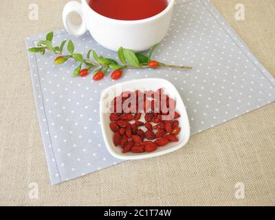 Eine Tasse Tee, Früchtetee mit getrockneten Goji-Beeren Stockfoto