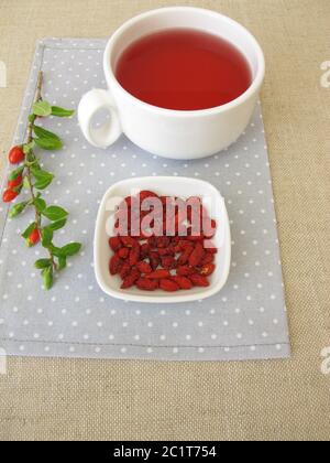 Eine Tasse Tee, Früchtetee mit getrockneten Goji-Beeren Stockfoto