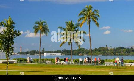 PEARL HARBOR, VEREINIGTE STAATEN von AMERIKA - JANUAR 12 2015: Blick auf Besucher am arizona Memorial und auf dem Gelände Stockfoto