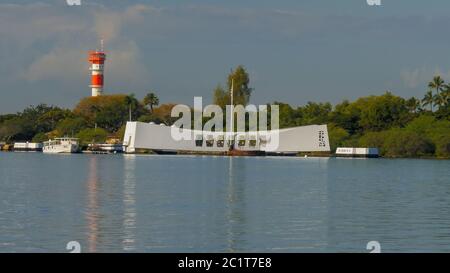 PEARL HARBOR, VEREINIGTE STAATEN VON AMERIKA - JANUAR 12 2015: Am frühen Morgen Reflexionen des arizona Memorial in Pearl Harbor Stockfoto