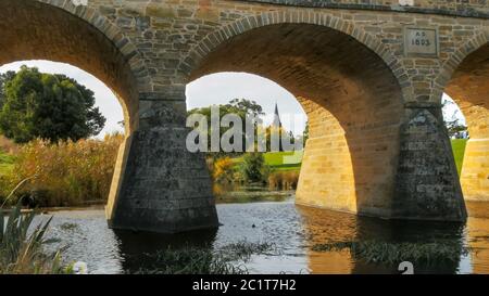 Blick auf die historische alte Steinbrücke und die katholische St. john's Kirche in richmond Stockfoto