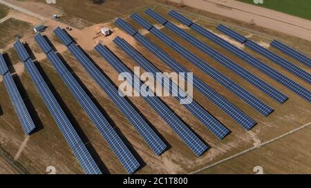 Luftaufnahme Des Solarparks - Sonnenkollektoren. Stockfoto