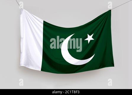 Pakistanische Flagge Shabbles in der Luft Stockfoto