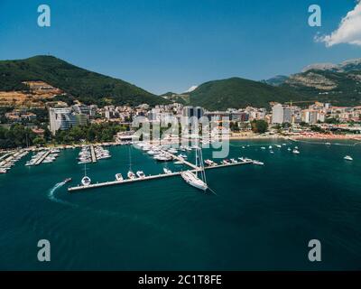 Bootsanlegestelle und Yachthafen in Budva, Montenegro. Luftaufnahme von der Drohne. Stockfoto