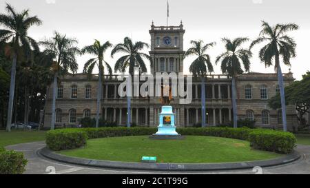 HONOLULU, VEREINIGTE STAATEN von AMERIKA - JANUAR 15 2015: Aliiolani hale Gebäude in honolulu und die König Kamahameha Statue Stockfoto