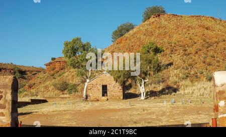 Weitaufnahme einer alten Hütte und Geistergummis an der Landtelegraphiestation, Barrow Creek Stockfoto