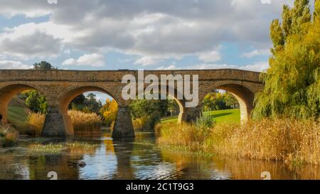 Sonnige Herbstansicht der historischen alten Steinbrücke in richmond, tasmanien Stockfoto