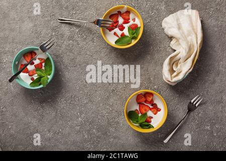 Erdbeerdessert in farbigen Schalen, Sommerdessert, Nahaufnahme Stockfoto