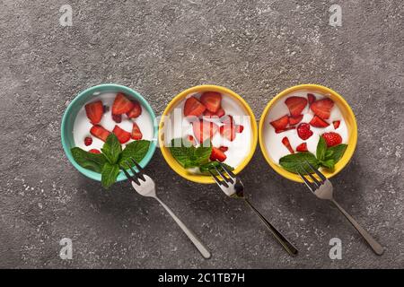 Erdbeerdessert in farbigen Schalen, Sommerdessert, Nahaufnahme Stockfoto