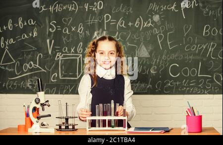 Schüler tun Biologie Experimente mit Mikroskop. Kind in der Schule Lektion. Chemie. Zurück zu Schule. Tag der Kinder. Kleines Mädchen lernen Chemie in der Schule lab. Sie benötigen eine kompetente Beratung. Stockfoto