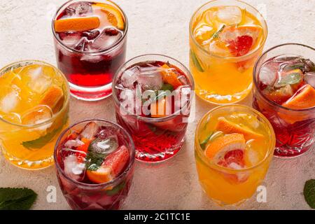 Sommerliche Fruchtgetränke und Eiswasser, Draufsicht, Nahaufnahme Stockfoto