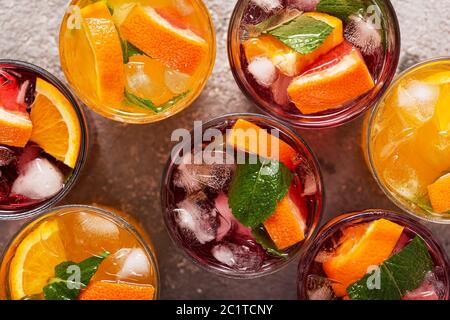Sommerliche Fruchtgetränke und Eiswasser, Draufsicht, Nahaufnahme Stockfoto