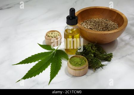 Flache Lay-Zusammensetzung aus Hanf, Cannabisprodukte. Kosmetik und Getränke. Draufsicht Stockfoto