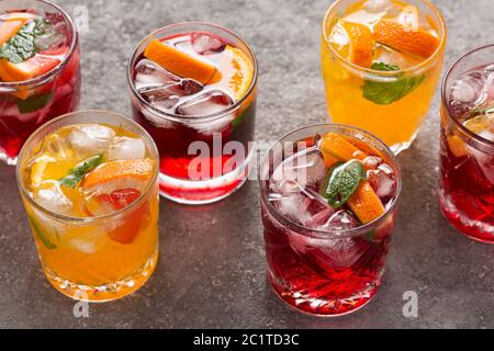 Sommerliche Fruchtgetränke und Eiswasser, Draufsicht, Nahaufnahme Stockfoto