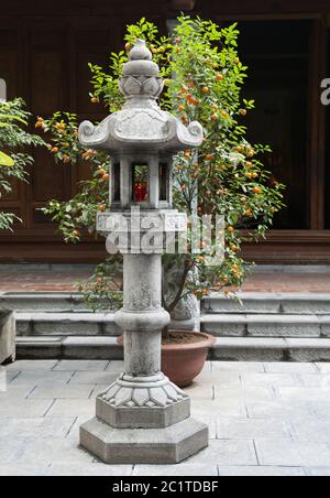 Stein buddhistischen Lampe im japanischen Garten. Stockfoto