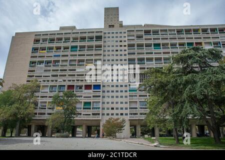 Die Wohneinheit (auf französisch: 'Unité d'habitation'), ein modernistisches Wohngebäude, das vom Architekten Le Corbusier (Charles-Édouard) entwickelt wurde Stockfoto