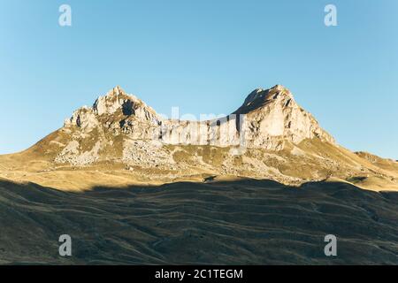 Schöne Aussicht auf den Berg Saddle im Durmitor Nationalpark in Montenegro im Herbst. Stockfoto