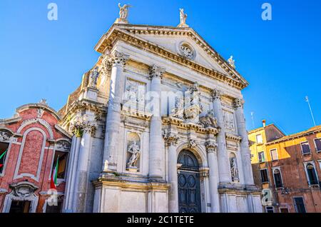 Chiesa di San Stae Saint Eustachius Eustachio römisch-katholische Kirche Fassade in Venedig historischen Stadtzentrum Sestiere von Santa Croce, blauer Himmel Hintergrund im Sommer Tag, Region Venetien, Italien Stockfoto