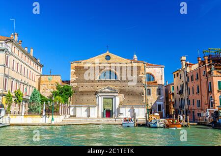 Chiesa di San Marcuola katholische Kirche Gebäude in Cannaregio Sestiere von Grand Canal Wasserstraße in Venedig historischen Stadtzentrum, blau klaren Himmel Hintergrund im Sommer, Region Venetien, Italien Stockfoto