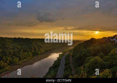 Sonnenuntergang am Avonmouth mit dem Avon-Fluss und dem Leigh Woods National Nature Reserve Stockfoto
