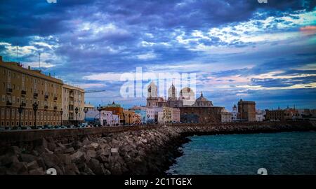 Sonnenuntergang Blick auf die Waterfront und die Kathedrale von Cadiz in Spanien Stockfoto