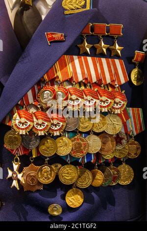 Moskau, Russland - Januar 23, 2019: Zentrale Armed Forces Museum. Verschiedene Auszeichnungen, Orden und Medaillen auf der russischen Armee Uniform. Stockfoto