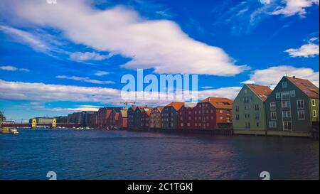 Panoramablick auf den Fluss Nidelva und Stelzenhäuser, Trondheim, Norwegen Stockfoto