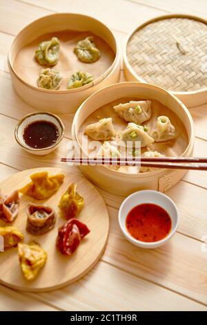 Traditionelle chinesische Knödel in den hölzernen Bambus Steamer serviert. Stockfoto