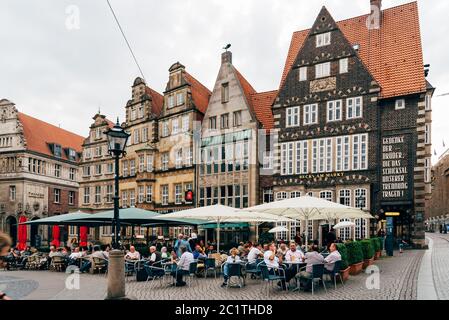 Bremen, Deutschland - 6. August 2019: Restaurant Terrasse im historischen Zentrum der mittelalterlichen Hansestadt Bremen. Marktplatz Stockfoto