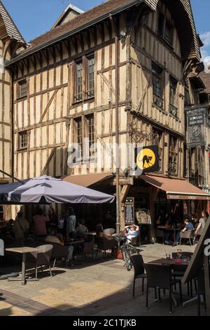 Troyes, Frankreich - 31. August 2018: Die alten Fachwerkhäuser in Troyes. Aube, Champagne-Ardenne, Frankreich Stockfoto