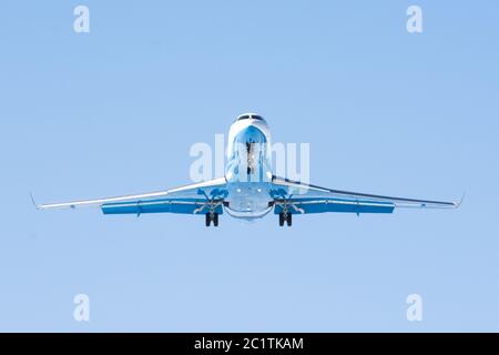 Kleines Passagierflugzeug mit Motoren am Heck Stockfoto