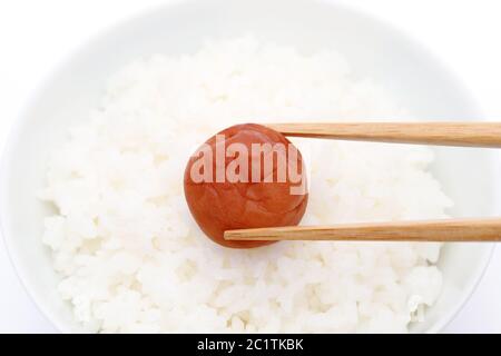 Japanisches Essen, gebeizt Salz UMEBOSHI Pflaumen auf weißer Reis, auf weißem Hintergrund Stockfoto