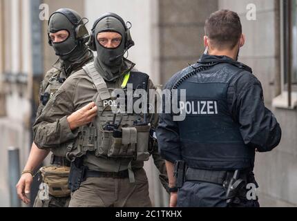 16. Juni 2020, Hessen, Frankfurt/Main: Beamte des Sondereinsatzkommandos (SEK) der Polizei bringen das Gerichtsgebäude vor der Ankunft des Angeklagten sicher. Der Prozess gegen den 46-jährigen Stephan E. aus Kassel findet unter Hochsicherheitsmaßnahmen vor dem StaatssicherheitsSenat des Oberlandesgerichts statt. Er soll vor einem Jahr Nordhessens Landrat Walter Lübcke auf seiner Terrasse erschossen haben, weil der CDU-Politiker für Flüchtlinge geworben habe. Foto: Boris Roessler/dpa Stockfoto