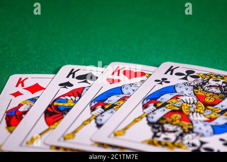 Karten auf dem grünen Tisch spielen. Kombination 'Four of a Kind' im Poker Stockfoto