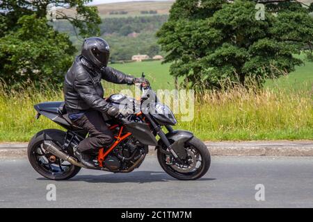 AK14CXJ 2014 KTM 1290 SuperDuke R 14; Motorradfahrer; Zweiradtransport, Motorräder, Fahrzeug, Straßen, Motorräder, Motorradfahrer, die in Chorley, Großbritannien unterwegs sind Stockfoto