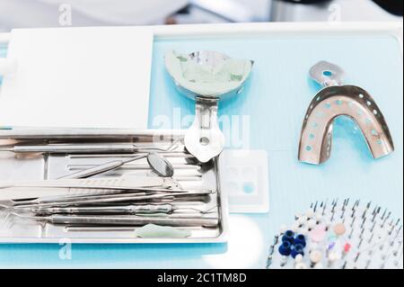 Schließen Sie die Zahndüsen oder Bohrköpfe für den Bohrer. Zahnbohrer-Ausrüstung. Zahnhygiene und Gesundheitskonzept Stockfoto