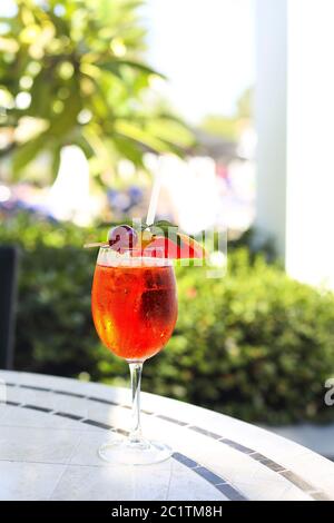 Ein Glas Aperol Spritz Cocktail auf dem Kaffeetisch Stockfoto