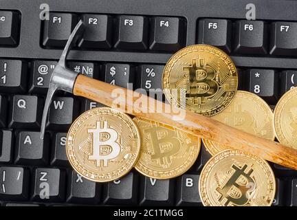 Computer und Pickaxe auf Bitcoins Stockfoto
