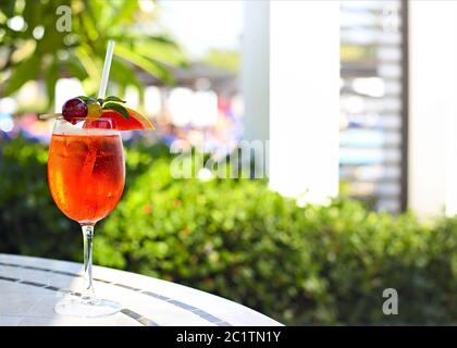 Ein Glas Aperol Spritz Cocktail auf dem Kaffeetisch Stockfoto