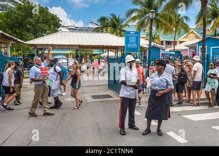 Nassau, Bahamas - 3. Mai 2019: Zwei königliche Bahamas Polizeibeamte (Mann und Frau) halten Ordnung auf den Straßen. Nassau sieht Tausende von Besuchern d Stockfoto