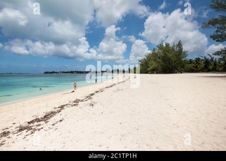 Nassau, Bahamas - 3. Mai 2019: Menschen entspannen am Goodman's Bay Strand. Goodman's Bay ist ein öffentlicher Strand im Osten von Cable Beach auf der Insel Na Stockfoto