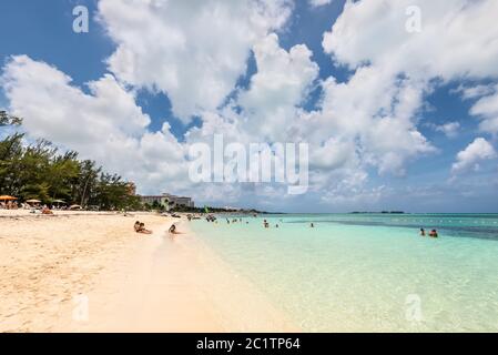 Nassau, Bahamas - 3. Mai 2019: Menschen entspannen am Goodman's Bay Strand. Goodman's Bay ist ein öffentlicher Strand im Osten von Cable Beach auf der Insel Na Stockfoto