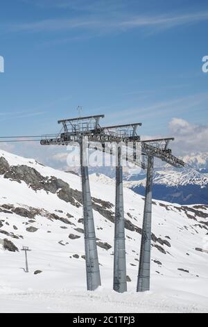 Mast und Seile der Gletscherbahn zwischen den aufragenden Bergen Stockfoto