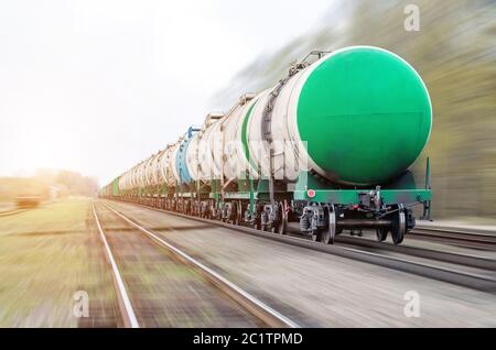 Güterzug, der Ölladung, Heizöl, Kraftstofftanks in Bewegung passiert Stockfoto