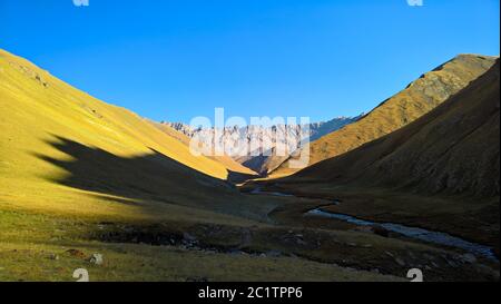 Blick auf den Sonnenuntergang zu Tash-Rabat Fluss und das Tal in der Provinz Naryn, Kirgisistan Stockfoto