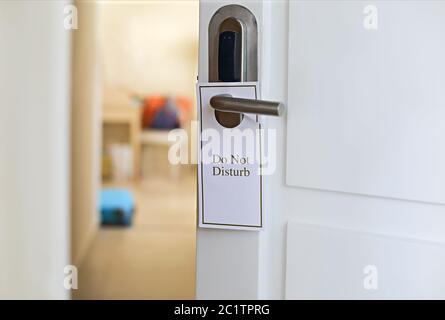 Bitte nicht stören Schild an der Tür des Hotelzimmers Stockfoto